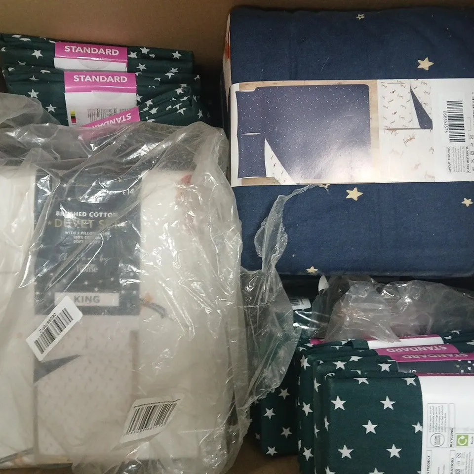 BOX OF APPROXIMATELY 10 ASSORTED BEDDING ITEMS IN VARIOUS COLOURS, STYLES, AND SIZES, ETC - COLLECTION ONLY