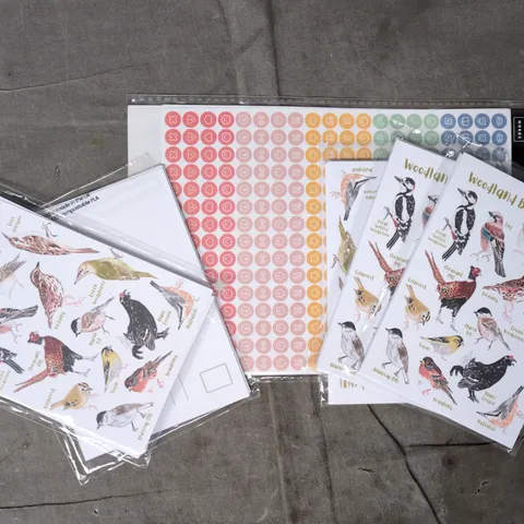 APPROXIMATELY 5 ASSORTED HOUSEHOLD ITEMS TO INCLUDE WOODLAND BIRDS POSTCARDS, ETC