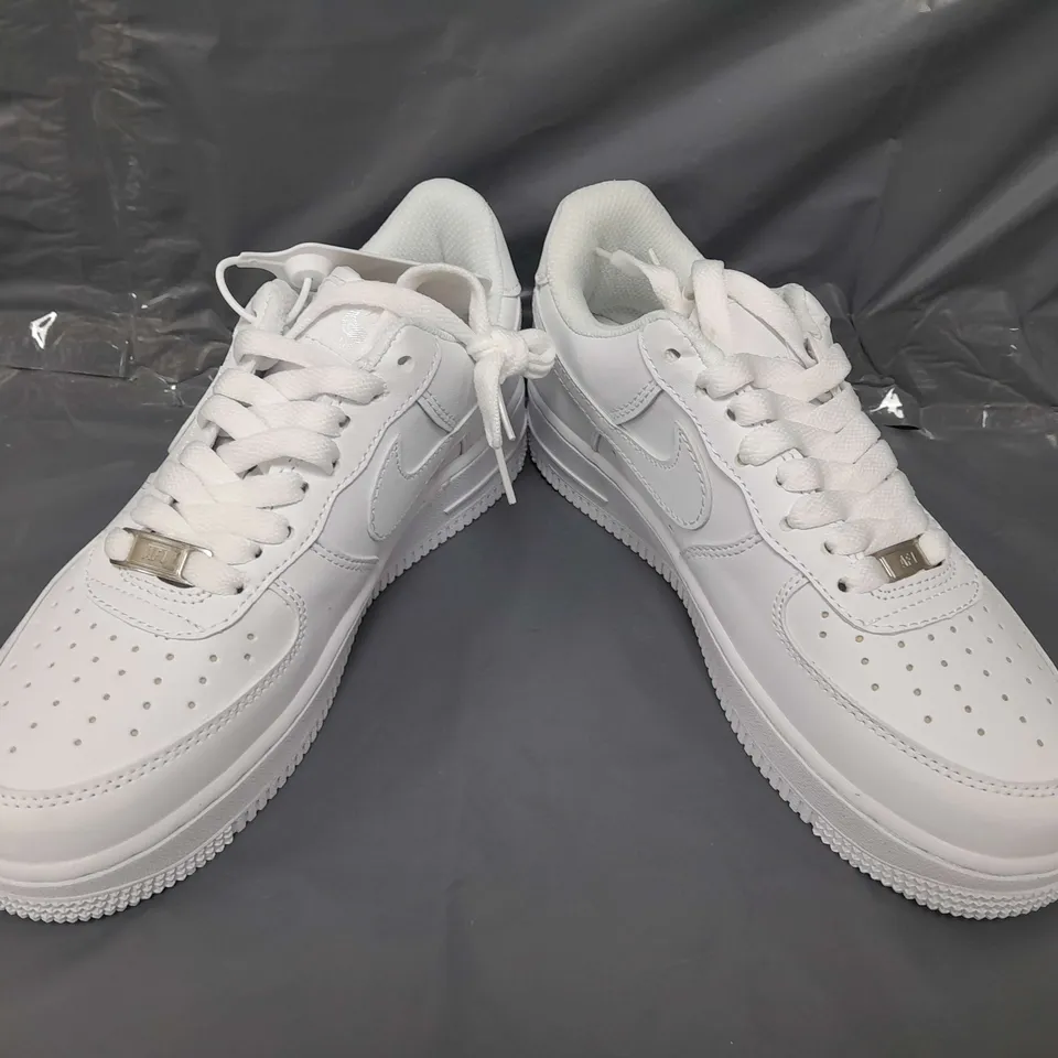 BOXED PAIR OF NIKE AIR FORCE 1 '07 SHOES IN WHITE UK SIZE 4.5