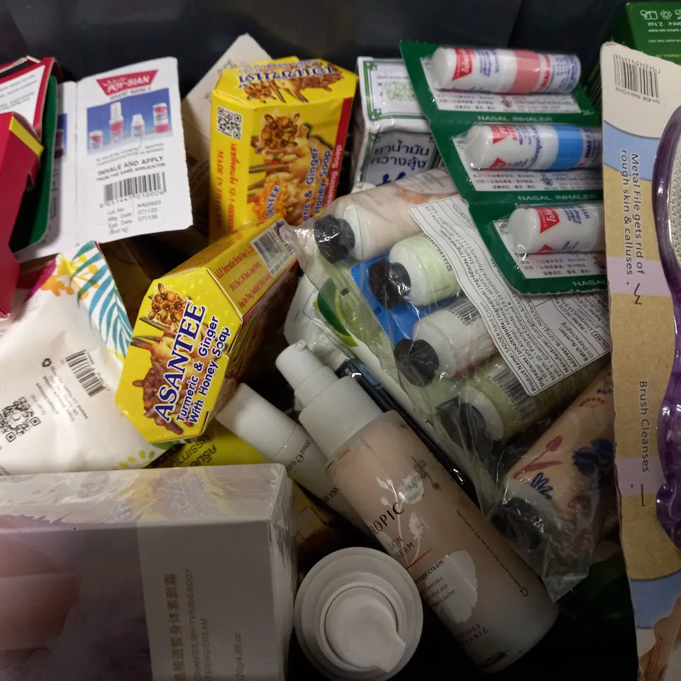 BOX OF APPROX 20 ASSORTED HEALTH AND BEAUTY ITEMS TO INCLUDE - ALBERTO BALSAM STYLING GEL - TROPIC SKIN FEAST - BALMONDS SKIN SALVATION ETC