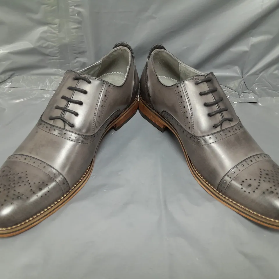 BOXED PAIR OF GOOR SHOES IN GREY SIZE 7