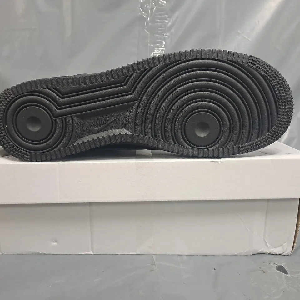 BOXED PAIR OF NIKE AIR FORCE 1 '07 SHOES IN BLACK/GREY SIZE UK 10
