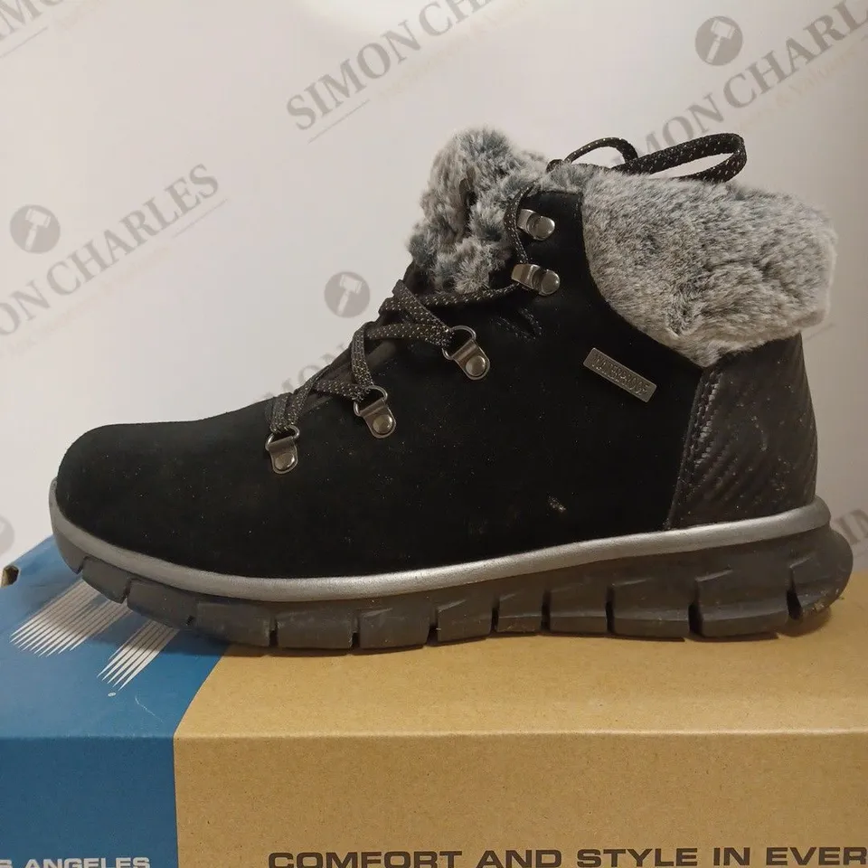 BOXED SKECHERS WINTER ON THE GO FAUX FUR TRIM BOOTS, BLACK - SIZE 6
