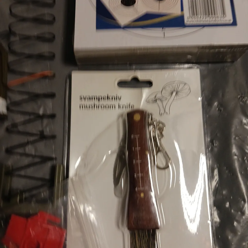 LOT OF ASSORTED SPORTING ACCESSORIES AND BITS TO INCLUDE MAGAZINE, TARGETS SHEATH AND PELLETS