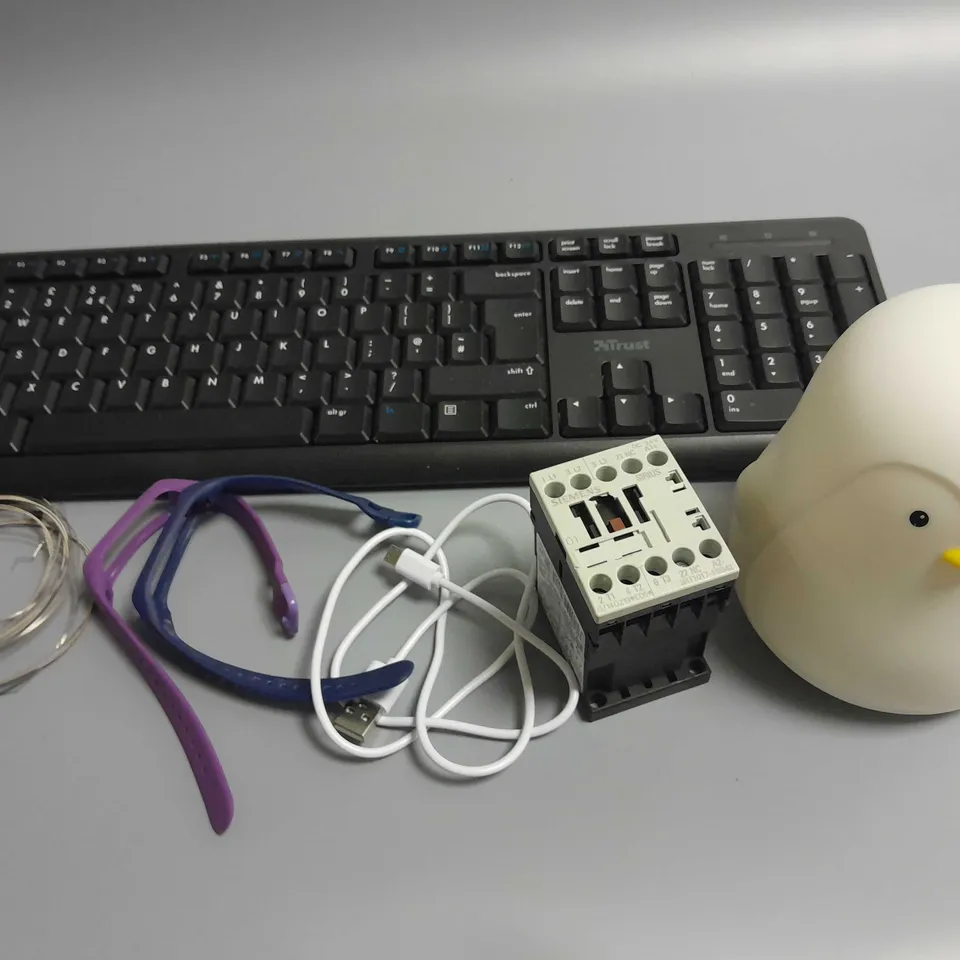 LOT OF 5 ASSORTED HOUSEHOLD ITEMS TO INCLUDE TRUST WIRELESS KEYBOARD, SIEMENS CONTACTOR AND NUBY NIGHT LIGHT