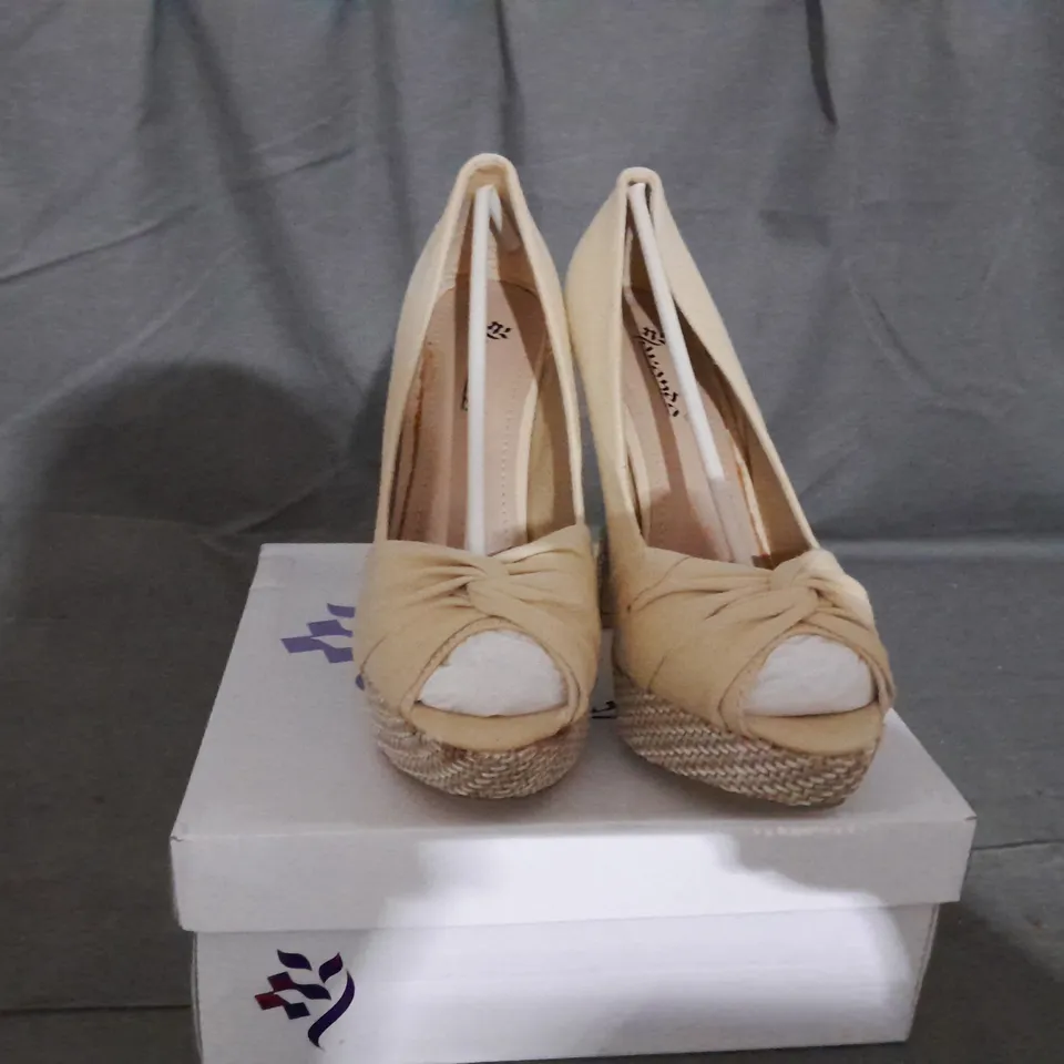 APPROXIMATELY 10 BOXED PAIR OF LAVANDA HEELED SHOES IN VARIOUS SIZES TO INCLUDE SIZE 37EU 