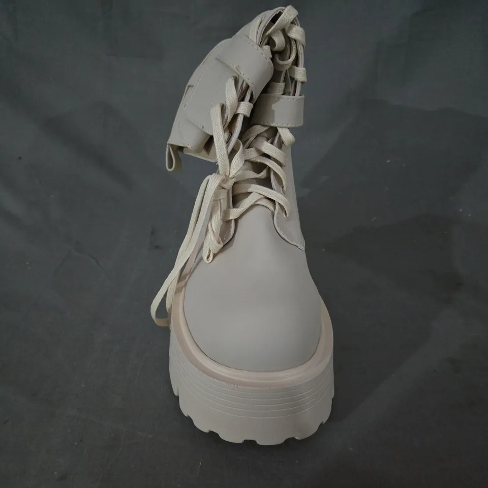 BOXED PAIR OF NO DOUBT CHUNKY PLATFORM ANKLE BOOTS IN CREAM SIZE 6