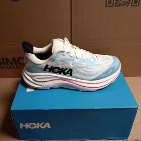 BOXED PAIR OF HOKA CLIFTON 10 JUNIOR RUNNING TRAINERS - 4