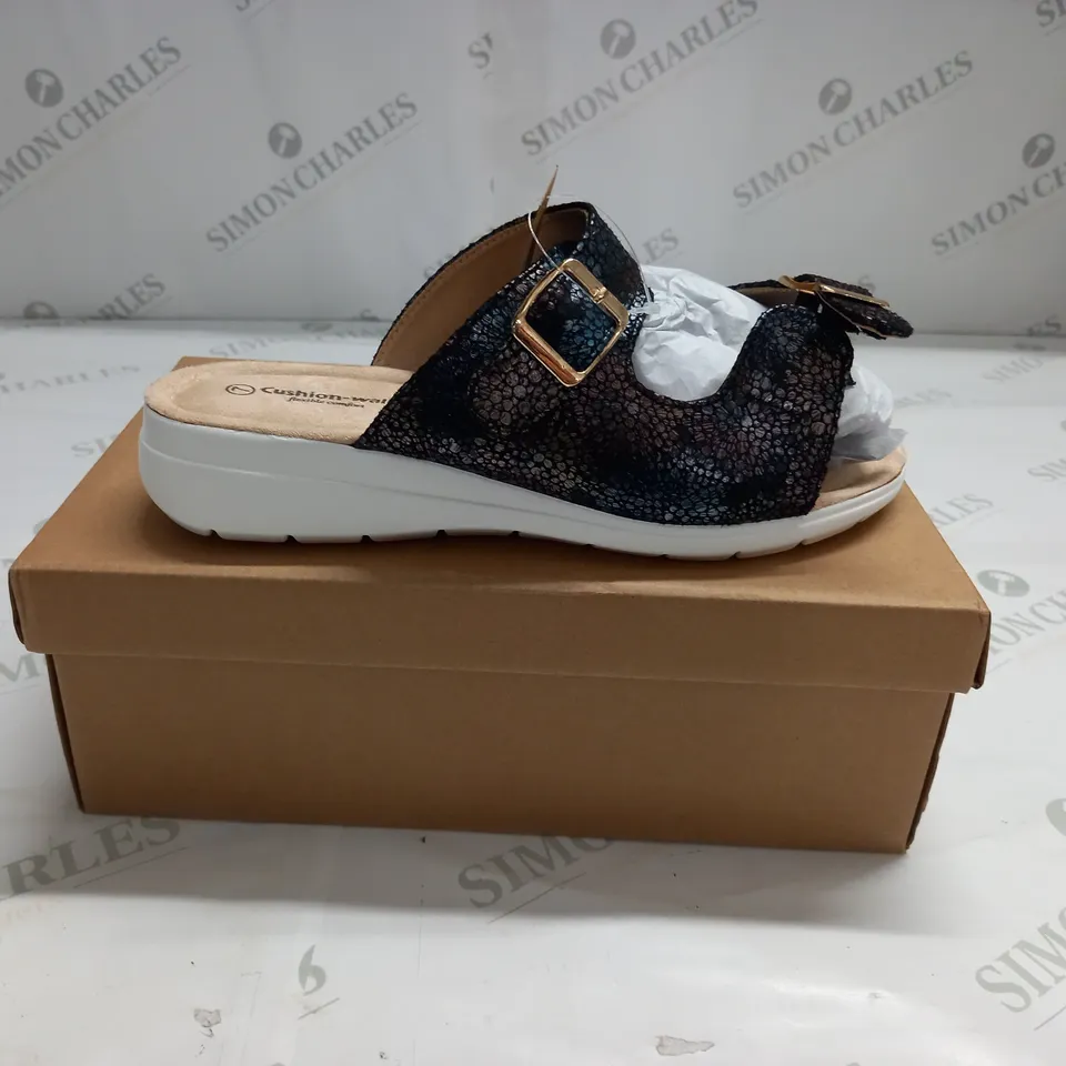 BOXED PAIR OF CUSHION WALK BLACK STRAPPY SANDALS - SIZE 7