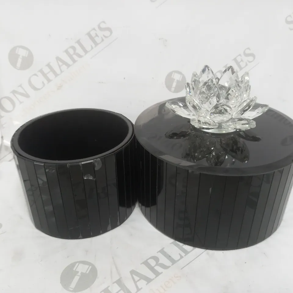JULIEN MACDONALD SET OF 2 TRINKET BOXES 