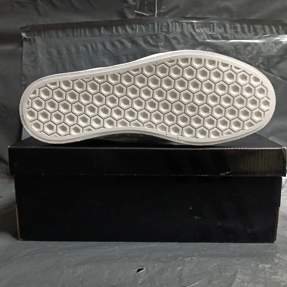 BOXED PAIR OF ADIDAS 3MC TRAINERS IN WHITE SIZE UK 5.5