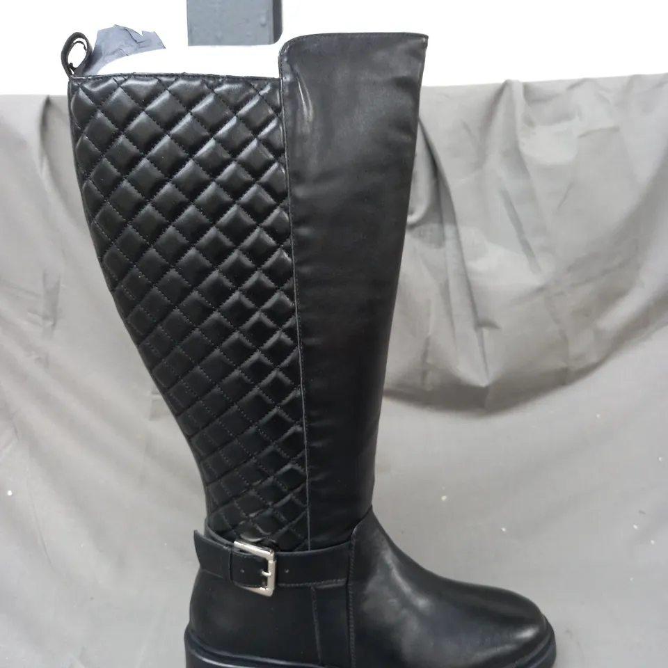 BOXED PAIR OF DESIGNER QUILTED KNEE-HIGH BOOTS IN BLACK SIZE 5