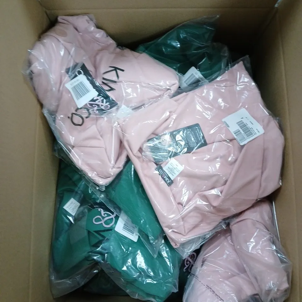 APPROXIMATELY 20 ASSORTED CLOTHING ITEMS IN VARIOUS COLOURS, STYLES AND SIZES