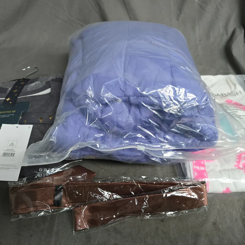 APPROXIMATELY 20 ASSORTED CLOTHING PRODUCTS IN VARIOUS STYLES & SIZES TO INCLUDE JUMPERS, T-SHIRTS, DRESSES ETC