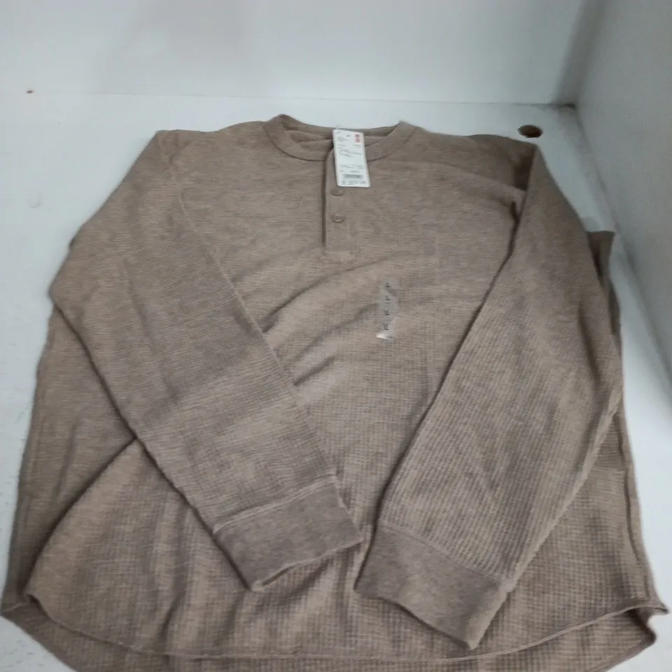 UNIQLO WAFFLE HENLEY NECK T-SHIRT IN BEIGE - LARGE