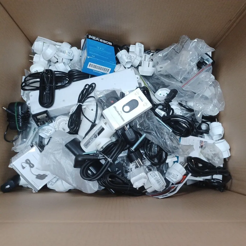 BOX OF APPROX 30 ASSORTED ITEMS TO INCLUDE - LIFEDOM TRIPLITE 16A , NF 5X16A 1M EXTENSION LEAD , SMART WIFI MINI PLUG ETC