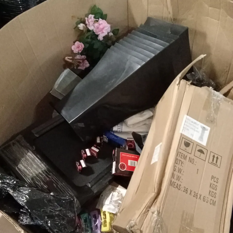 PALLET OF ASSORTED HOUSEHOLD GOODS AND PRODUCTS TO INCLUDE; WALKING PAD, PLASTIC PLANTERS, MIRRORED SIDE TABLE ETC