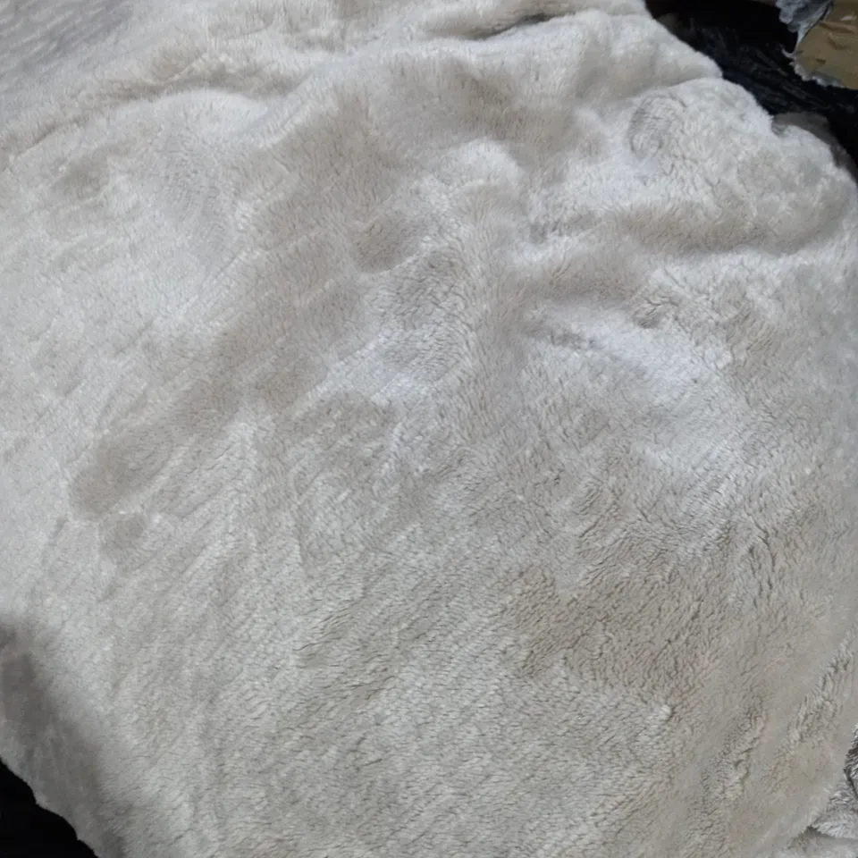 COZEE HOME ANIMAL EMBOSSED VELVETSOFT DUVET SET IN GREY - SIZE KING