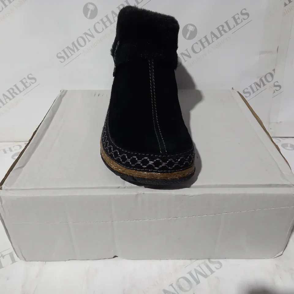 BOXED PAIR OF EARTH ORIGINS EMMALYN BLACK BOOTIES - SIZE 5