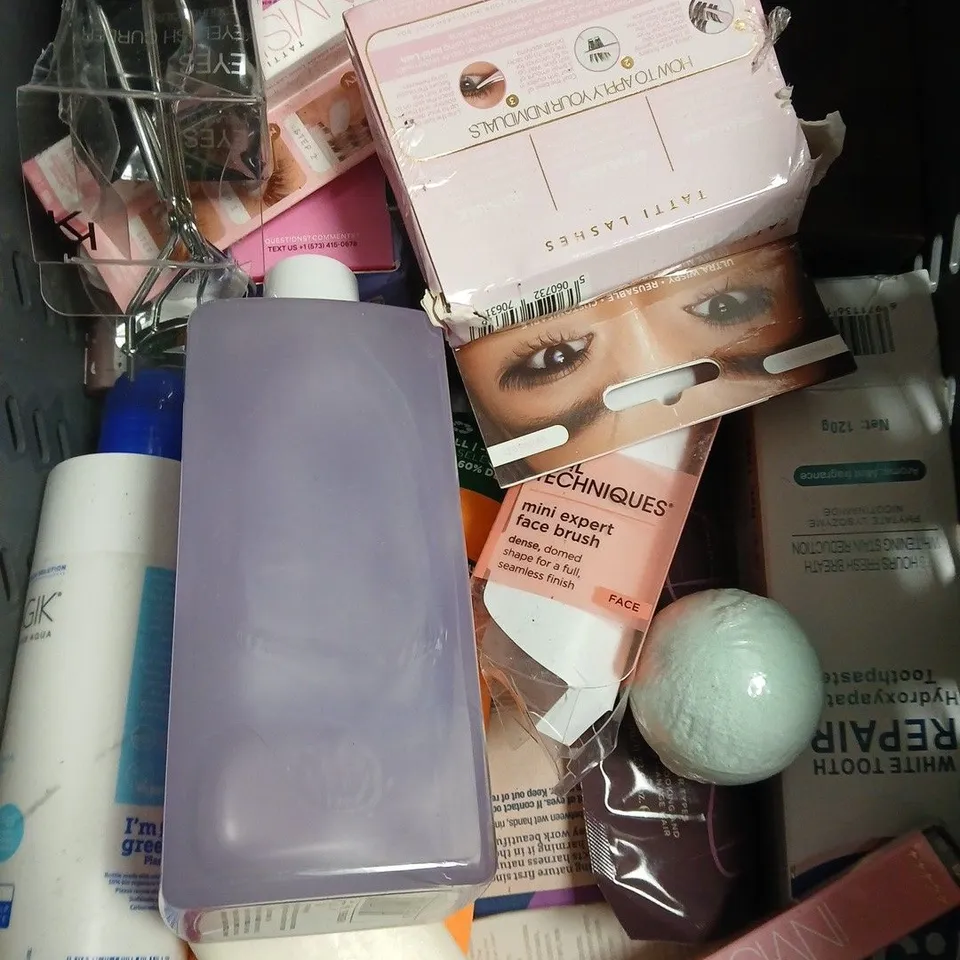 APPROXIMATELY 15 ASSORTED HEALTH & BEAUTY PRODUCTS TO INCLUDE FAKE YOU BODY SCRUB, AUSSIE SHAMPOO, SUNDAY RAIN BUBBLE BATH ETC 