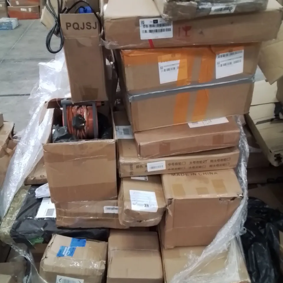 PALLET CONTAINING VARIOUS ASSORTED BOXED HOUSEHOLD CUSTOMER RETURNS TO INCLUDE: CHICKEN COOP, SEWING MACHINE,  EXTENSION LEAD, SPRAY GUN, KETTLE ETC.
