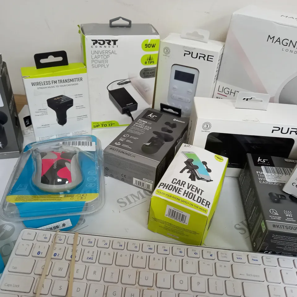 APPRROXIMETELY 14 ASSORTED ELECTRICAL ITEMS INCLUDING KITSOUND HEADPHONES, WIRELESS FM TRANSMITTER AND RAPOO WIRELESS MOUSE