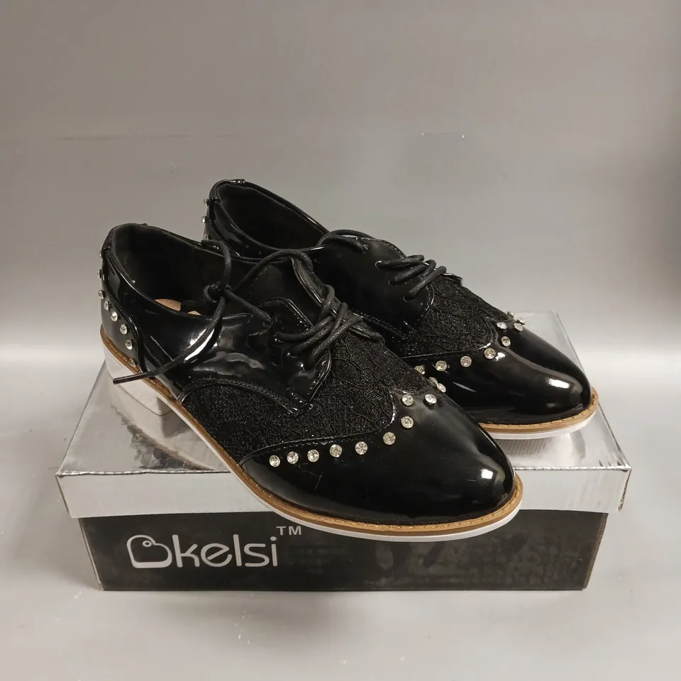 BOXED PAIR OF KELSI LACED SEQUINED SHOES IN BLACK - 3