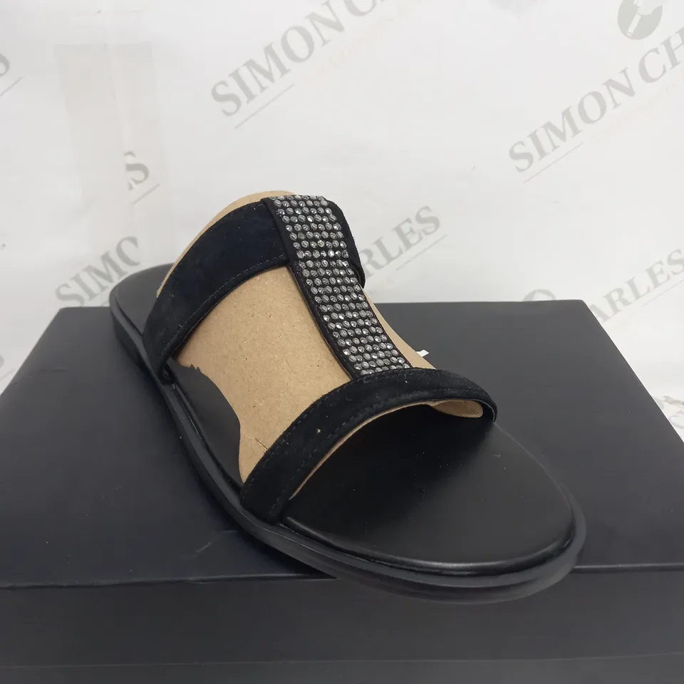 BOXED NATURALIZER OPEN TOE SANDALS IN BLACK - SIZE 7