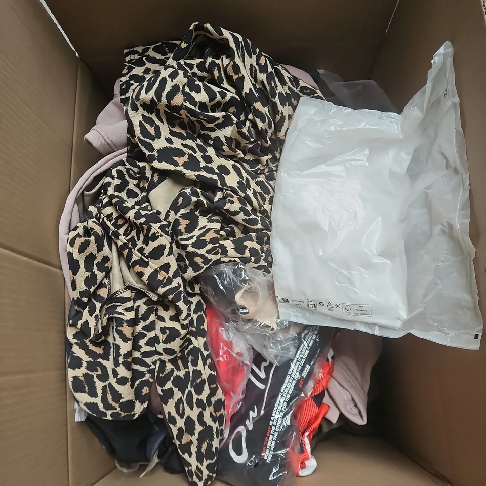 BOX OF APPROXIMATELY 20 ASSORTED CLOTHING ITEMS TO INCLUDE BLACK JOGGERS, CHRISTMAS PYJAMAS, PINK STRIPE SHIRT ETC