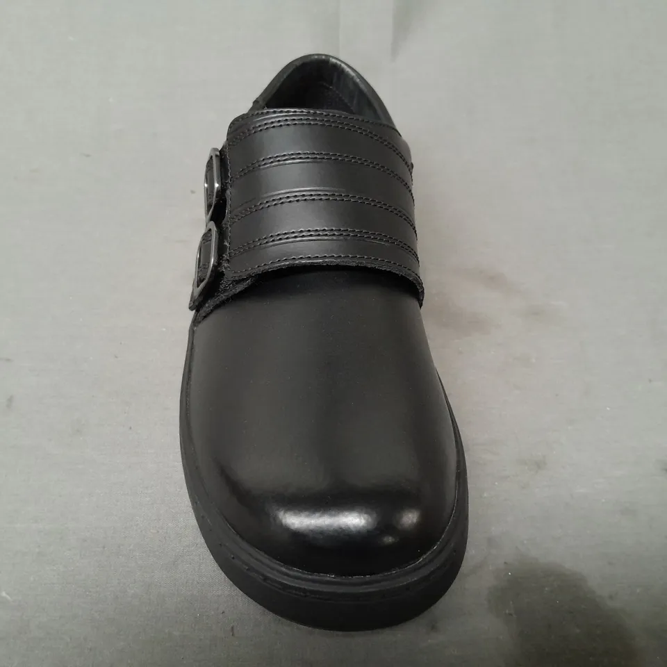 BOXED PAIR OF CLARKS STREET STRIDE SHOES IN BLACK UK SIZE 6