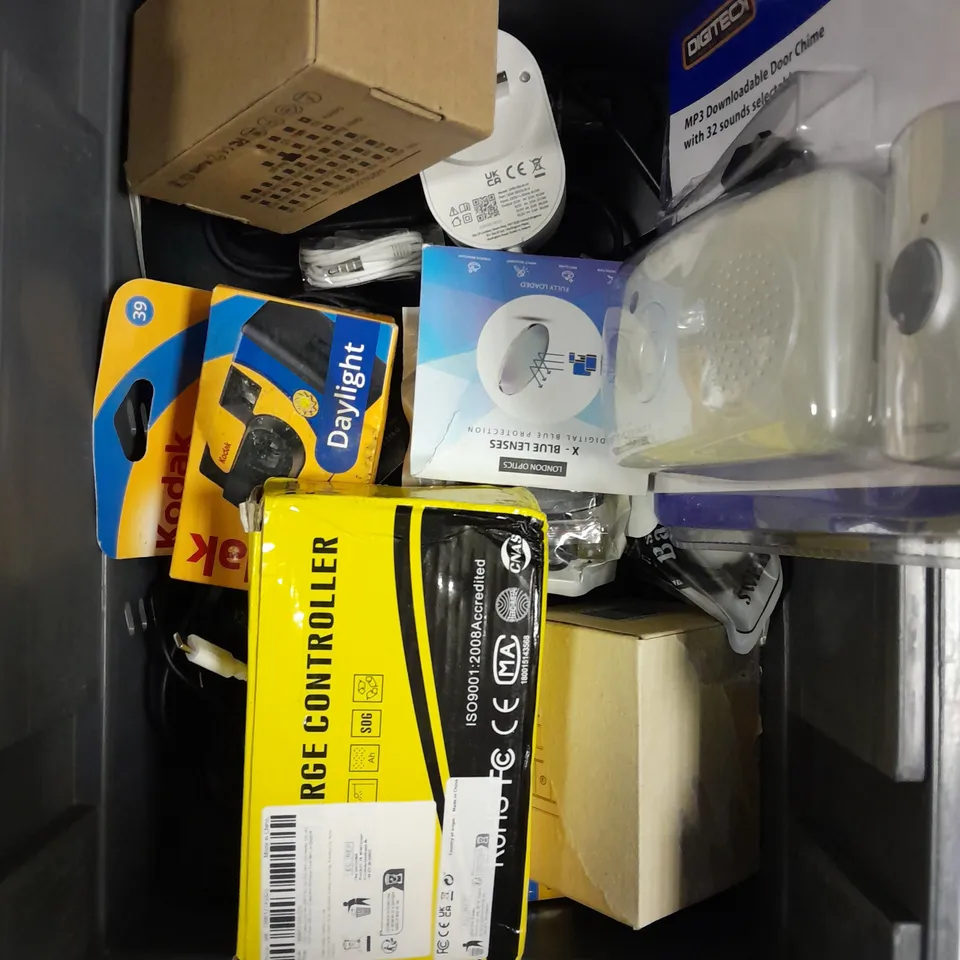 APPROXIMATELY 10 ASSORTED HOUSEHOLD PRODUCTS TO INCLUDE SINGLE USE CAMERA, DOOR CHIME, EARPHONES ETC 