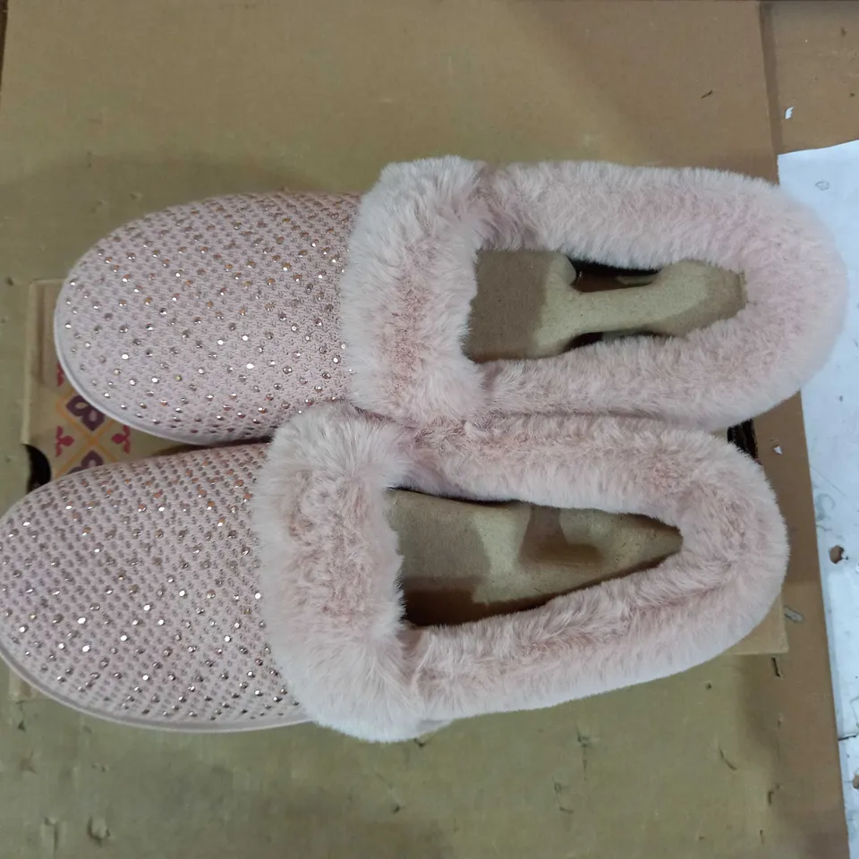 BOXED PAIR SKECHERS COZY SLIPPERS - LIGHT PINK - UK SIZE 6