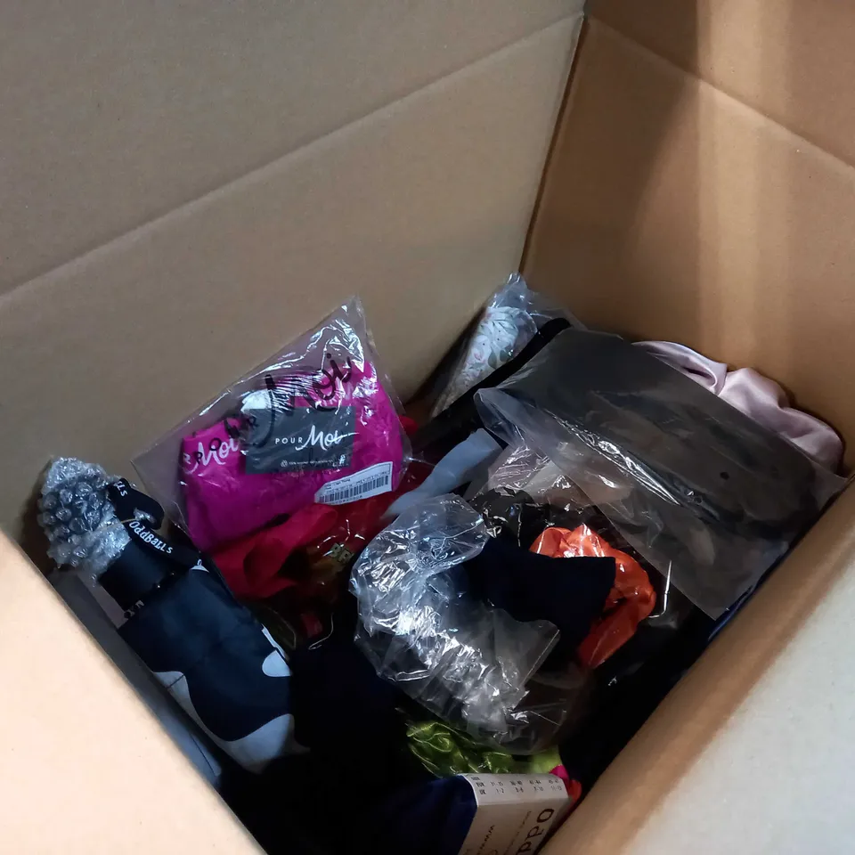 LOT OF APPROX. 10 ASSORTED CLOTHING ACCESSORIES  IN VARYING SIZES/COLOURS/STYLES TO INCLUDE: THERMALS, SOCKS, BRA