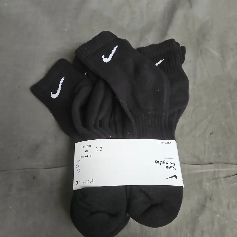 NIKE EVERYDAY CREW SOCKS – BLACK