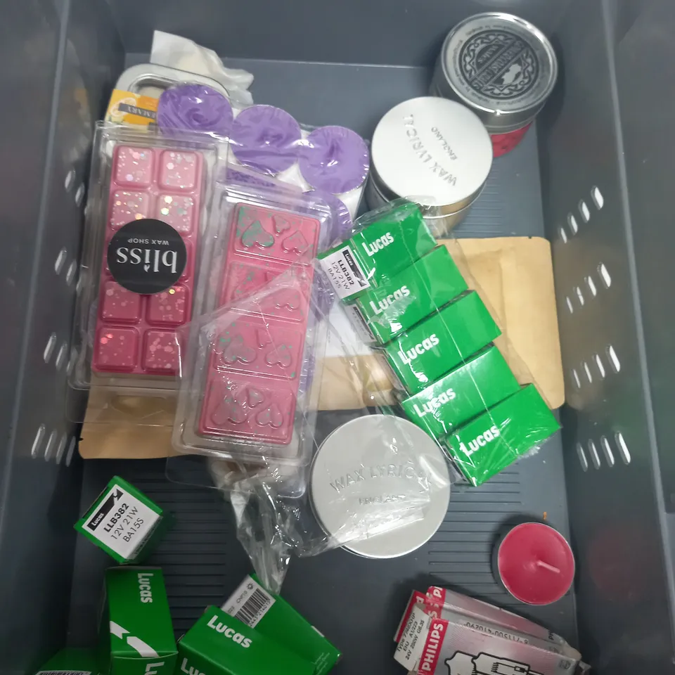 TOTE OF APPROXIMATELY 15 ASSORTED HOUSEHOLD  ITEMS TOO INCLUDE CANDLES AND LIGHTBULBS 