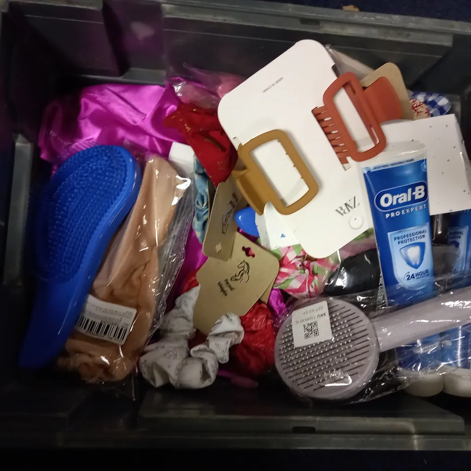 LOT OF APPROXIMATELY 20 COSMETICS ITEMS TO INCLUDE NAPPIES , ORAL -B TOOTHPASTE , HAIR WRAP , ETC 