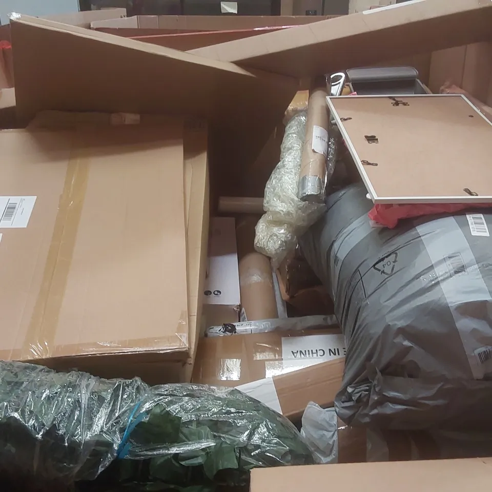 PALLET CONTAINING A VERY LARGE QUANTITY OF ASSORTED ITEMS INCLUDING: MEMORY PILLOW, 2 STEP STOOL WITH HANDLE, HEADBOARD ECT