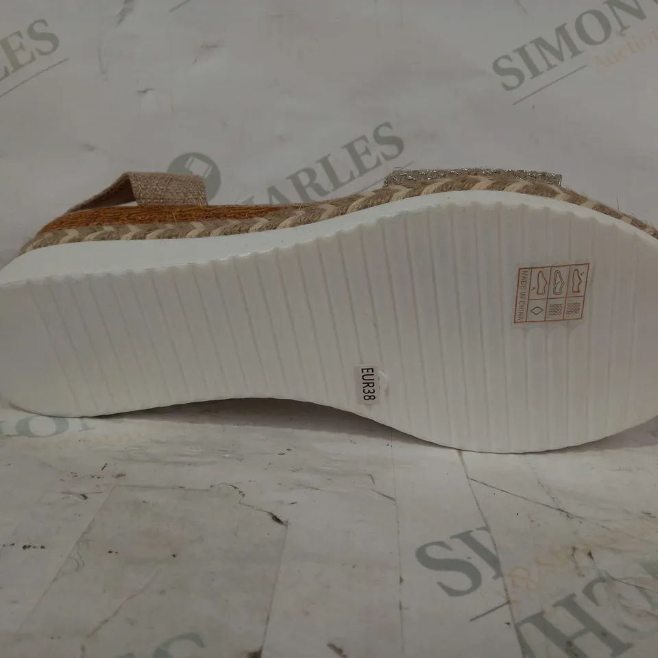 BOXED PAIR OF DESIGNER OPEN TOE WEDGE SANDALS IN SAND COLOUR EU SIZE 38
