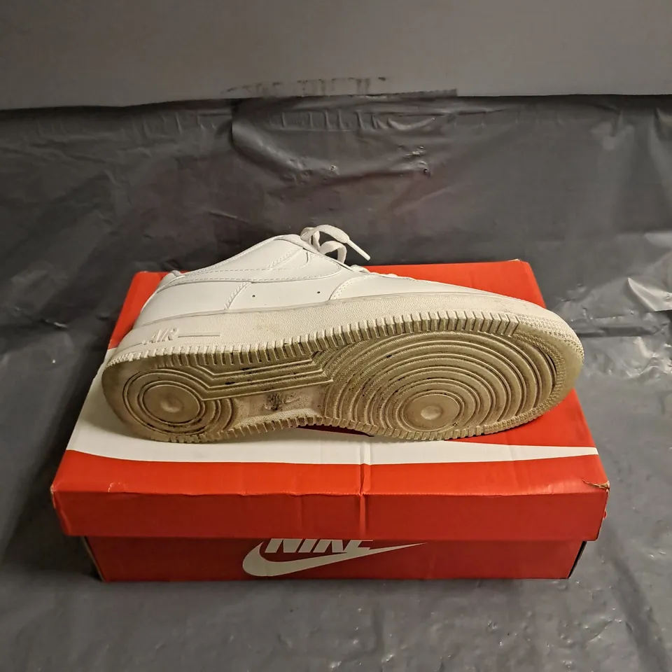 BOXED PAIR OF NIKE AIR FORCE 1 SHOES IN WHITE SIZE UK 9