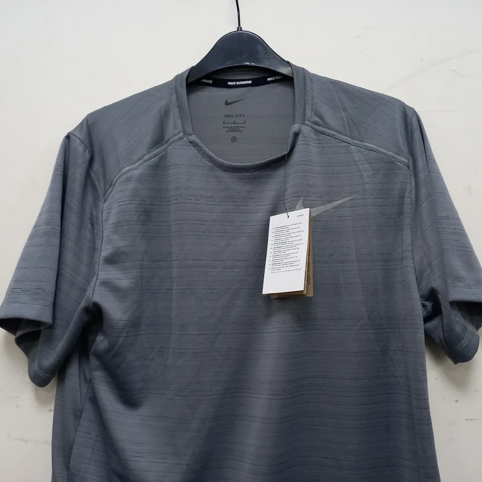 NIKE RUNNING TOP IN SILVER GREY - MEDIUM