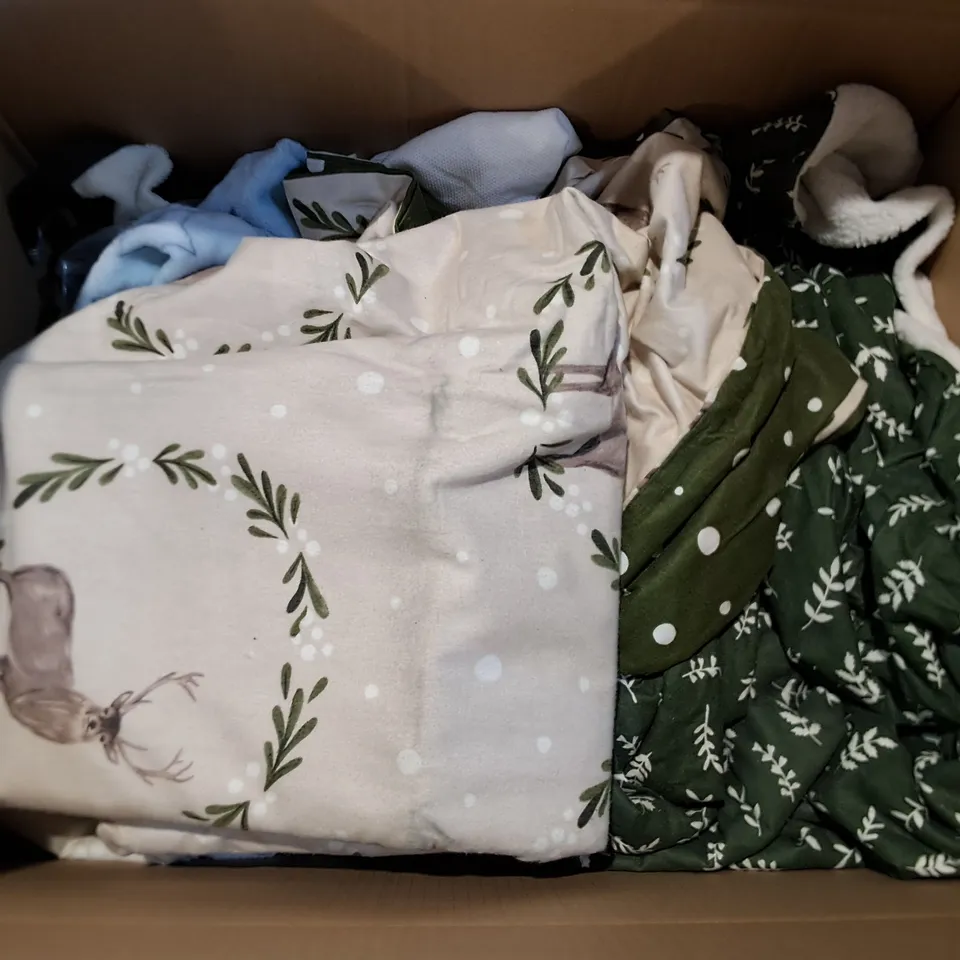 LOT OF APPROXIMATELY 14 ASSORTED BEDDING AND SOFT FURNISHING  ITEMS TO INCLUDE SLEEP BAGS, THROWS AND TOWELS