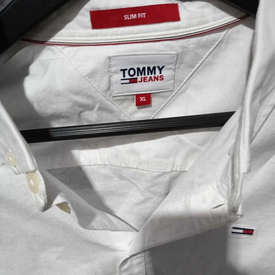 TOMMY JEANS SLIM FIT WHITE SHIRT – MEN'S XL
