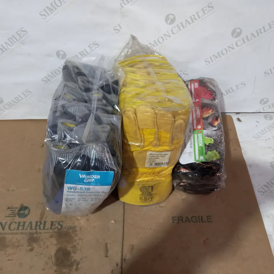 LOT OF 3 ASSORTED PACKS OF SAFETY GLOVES TO INCLUDE WONDER GRIP WG-538, TRAFFIGLOVE, ST GLOVES ETC