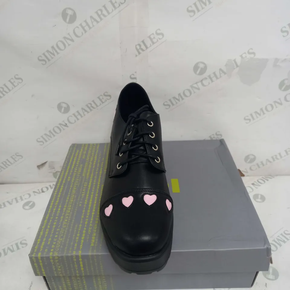 BOXED PAIR OF KOI FOOTWEAR NETTLE HEELED HEART SHOES IN BLACK/PINK - SIZE 10