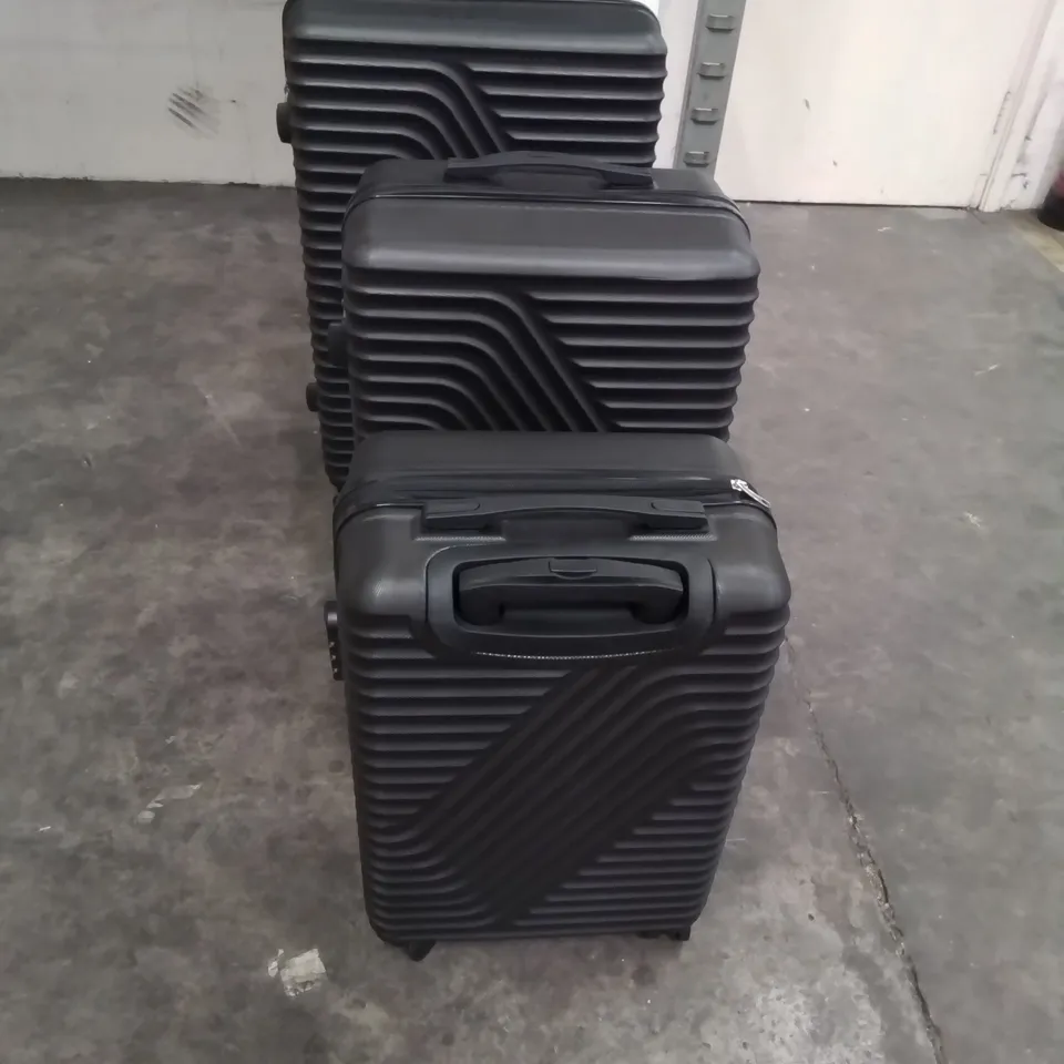 LARGE UNBRANDED SET OF TRAVEL SUITCASES ON WHEELS IN BLACK