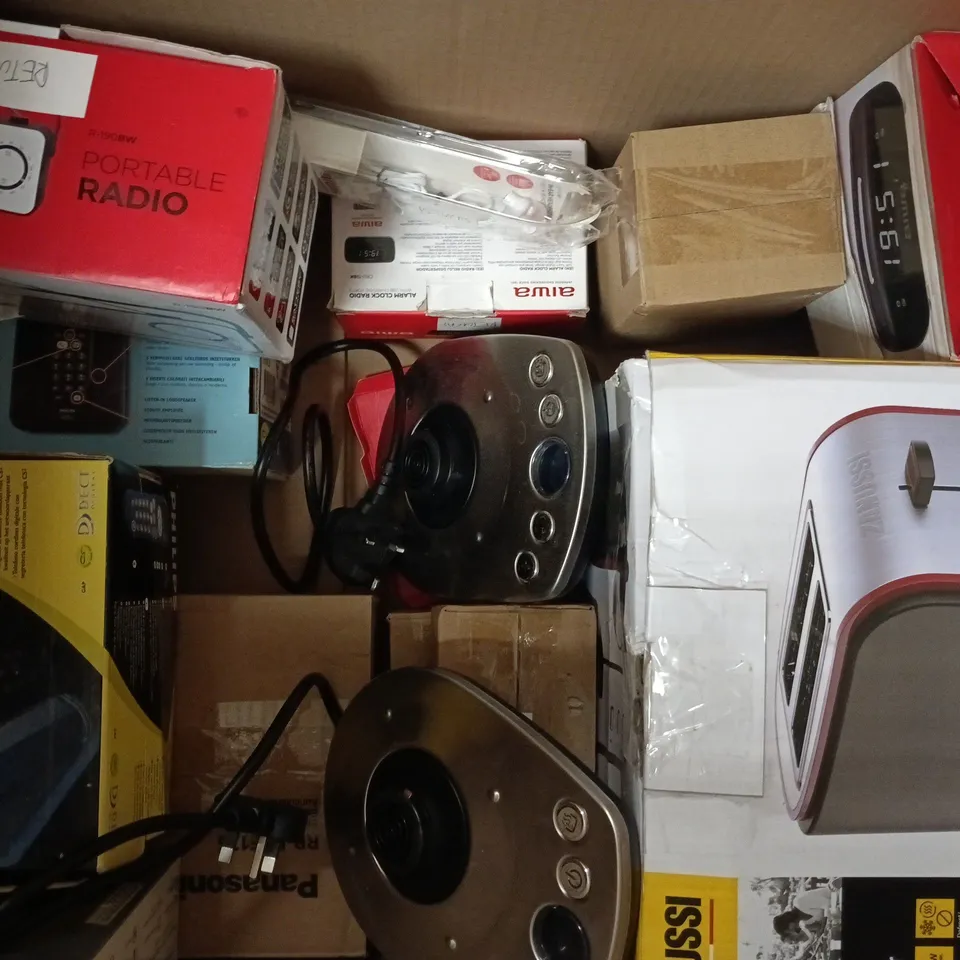 BOX OF APPROXIMATELY 10 ASSORTED HOUSEHOLD ITEMS TO INCLUDE KETTLE, TOASTER, ETC