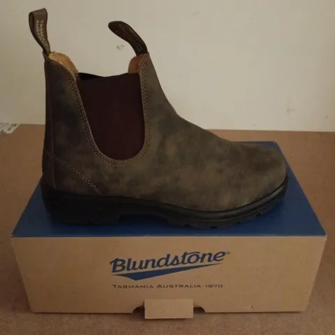 BOXED PAIR OF BLUNDSTONE ELASTIC SIDED BOOT LINED IN BROWN - UK 8.5