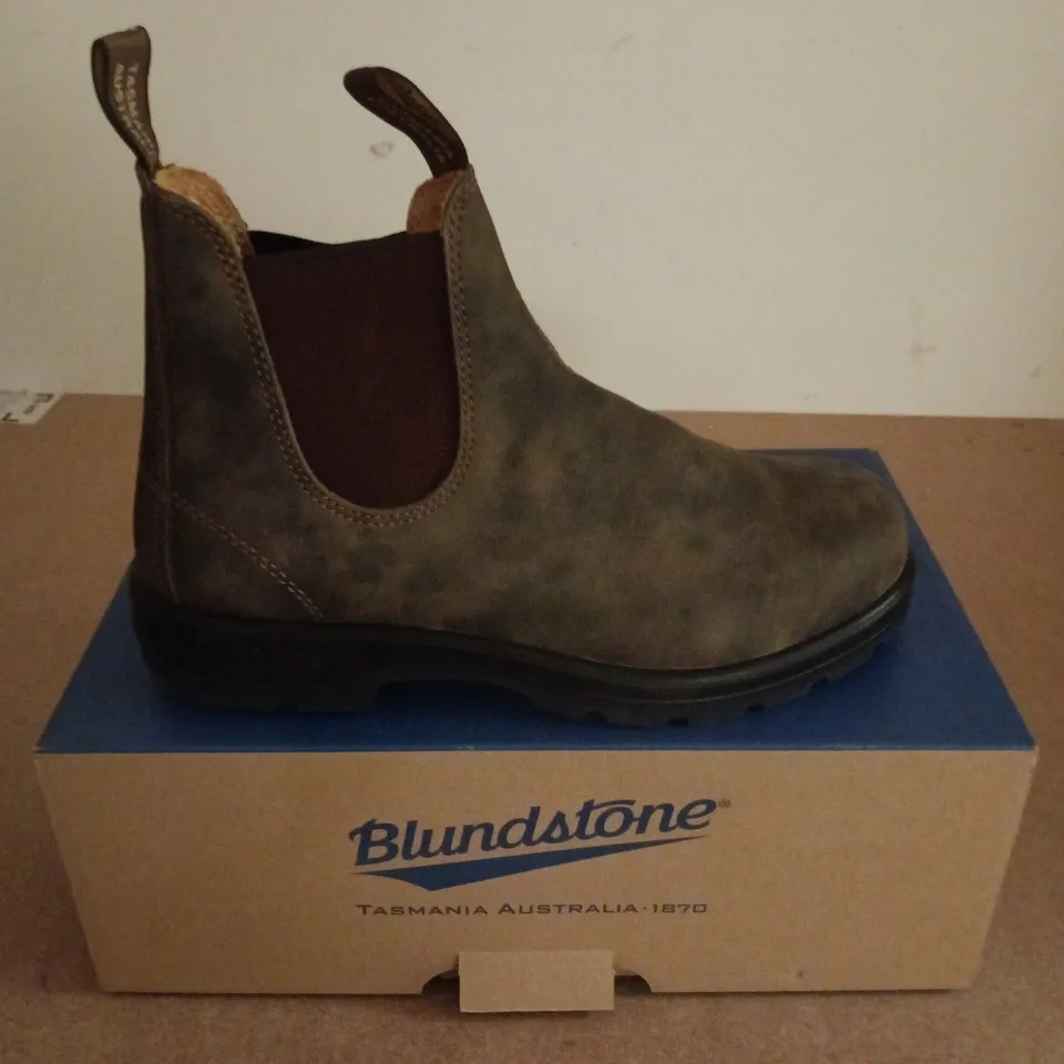 BOXED PAIR OF BLUNDSTONE ELASTIC SIDED BOOT LINED IN BROWN - UK 8.5