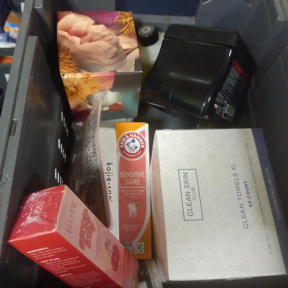 APPROXIMATELY 20 ASSORTED COSMETIC PRODUCTS TO INCLUDE - PET WIZ DRY WASH PET SHAMPOO - ESTRID BLADE CARTRIDGES - ARM & HAMMER SENSITIVE TOOTHPASTE - ETC 