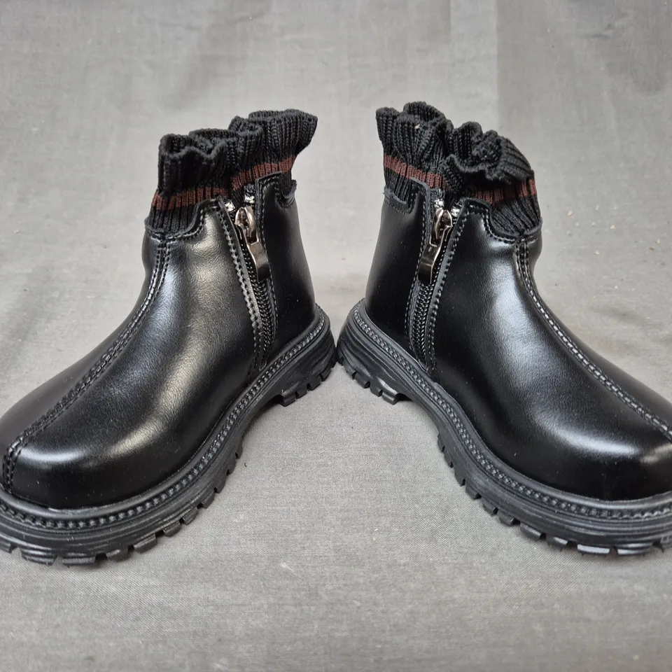 BOXED PAIR OF UNBRANDED KID'S ANKLE BOOTS IN BLACK EU SIZE 20